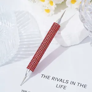 Close-up van een professionele rode strass nail art dotting tool voor fijn schilderwerk.