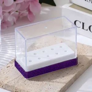 Detailansicht der transparenten 10-Loch Nagelbohrer-Aufbewahrungsbox mit lila Strasssteinen