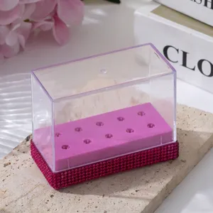 Detailansicht einer Nagelbohrer-Aufbewahrungsbox mit 10 Löchern und rosa Strasssteinen