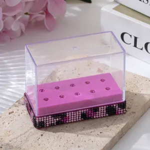 Detail der 10-Loch Nagelbohrer-Box mit lila Basis und Strass-Verzierung