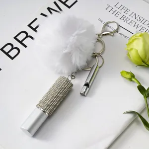 Vue détaillée du flacon de parfum en strass et du pompon blanc sur un porte-clés de 3 pièces.