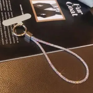 Detailansicht einer luxuriösen, bunten Strass-Handy-Handschlaufe mit Metallring