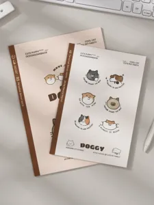 Primer plano de dos cuadernos minimalistas con animales lindos y citas inspiradoras en inglés.