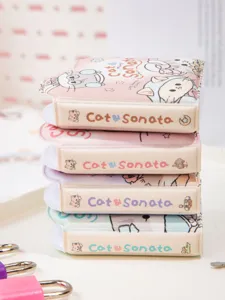 Gedetailleerd overzicht van gestapelde mini katten slotnotitieboekjes in pastelkleuren.