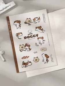Detalle de primer plano de la portada de un cuaderno con lindos perros y sombras suaves.