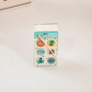 Primo piano dettaglio taccuino acrilico portatile con adesivi cartoon carini e carta.