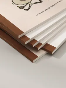 Primer plano de cuadernos minimalistas con detalle de encuadernación encolada marrón
