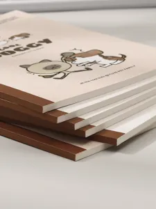 Vista lateral de cuadernos minimalistas apilados con lindas ilustraciones de gatos.