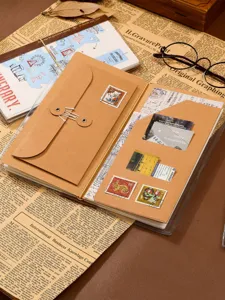 Detailansicht des Vintage-Reisenotizbuchs mit Fächern, Stempeln und edlen Papiereinlagen.