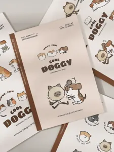 Vista detallada de cuaderno A5 crema con bonitas ilustraciones de perros y gatos de dibujos