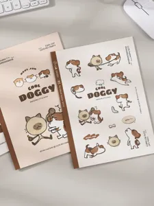 Vista detallada de cuadernos B5 con adorables ilustraciones de gatos y perros dibujados a mano.