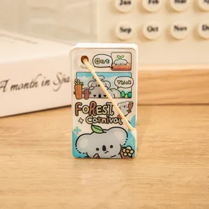 Primo piano dettagliato di un mini taccuino portatile carino con grafica di koala e banda elastica.