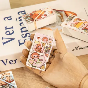 Vista dettagliata di mini taccuino in acrilico con cartoni animati e schede di parole vuote.
