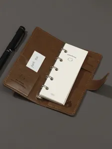 Mini carnet de notes en cuir marron avec reliure à anneaux et motif de chat pour le planning quotid.