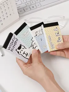 Primo piano dettagliato di quattro mini blocchetti per appunti con gatti tenuti in mano.