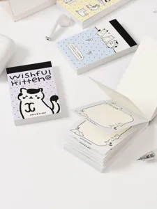 Primo piano dettaglio di mini carino blocco note design gatto, carta memo portatile strappabile.