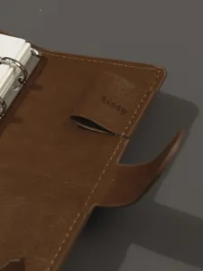Détail de carnet d'agenda à anneaux en cuir marron, bloc-notes de poche portable bureau.