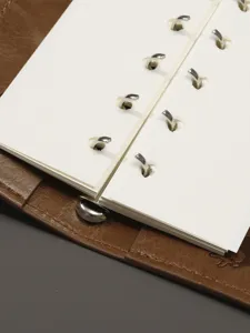 Carnet de notes à anneaux en cuir marron vue détaillée, agenda de poche portable.