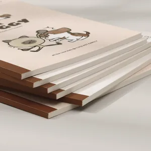Pila de cuadernos minimalistas con encuadernación encolada e ilustraciones de animales
