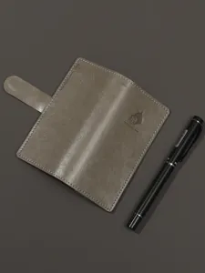 Vue détaillée du carnet agenda à anneaux en cuir gris-marron avec fermeture magnétique.