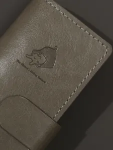 Gros plan détaillé de la couverture en cuir de l'agenda avec motif de chat en relief.