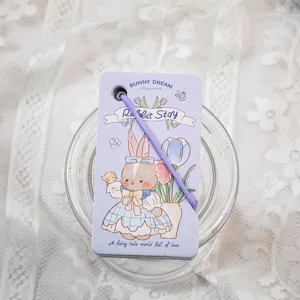 Carino taccuino a tema coniglietto con carta colorata e fascia elastica viola per appunti.