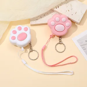 Detalle de rastreadores inteligentes anti-perdida con forma de pata de gato rosa y blanco