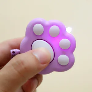 Primer plano de rastreador inteligente pata de gato morada con luz LED