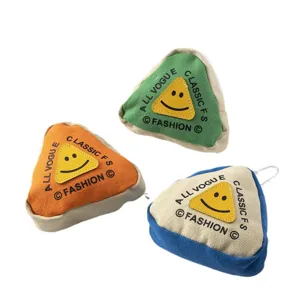 Tres mini monederos triangulares de colores con diseño de carita sonriente y llaveros