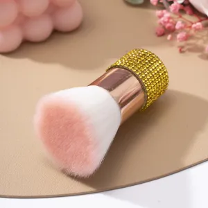 Gros plan de la brosse à ongles de luxe avec strass jaunes et poils roses doux.