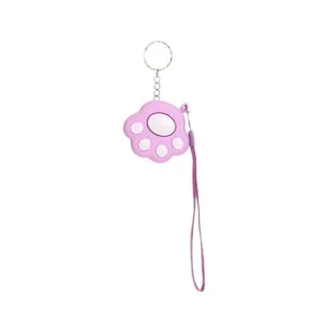 Rastreador Bluetooth y alarma personal de pata de gato morada con correa y llavero.