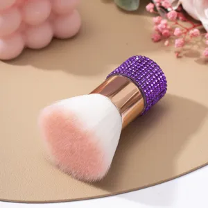Gros plan d'un pinceau à ongles de luxe avec manche en strass violets et poils rose doux