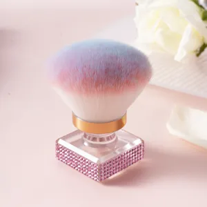Gros plan d'un pinceau de maquillage de luxe avec strass et poils souples dégradés