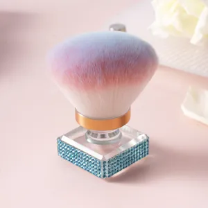 Vue détaillée du pinceau de maquillage de luxe avec strass et poils dégradés bleus