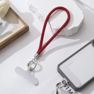 Gedetailleerde close-up van een luxe rood fonkelend strass-telefoonkoord met sluiting