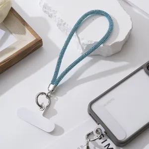 Gedetailleerd overzicht van de fonkelende lichtblauwe strass-telefoonpolsband