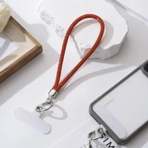 Detailopname van de rode strass telefoonband met zilveren metalen sluiting
