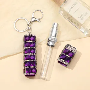 Detalle del atomizador de perfume de 10ml con funda de diamantes púrpura y llavero