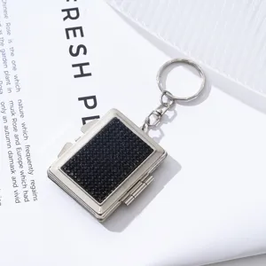 Detailansicht des edlen schwarzen Strass-Mini-Kosmetikspiegel-Schlüsselanhängers