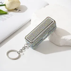 Nahaufnahme des luxuriösen, mit Strass besetzten Lippenstift-Etuis mit Schlüsselanhänger