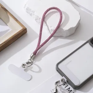 Detailopname van een luxe roze strass-telefoonkoord met zilveren metalen accenten