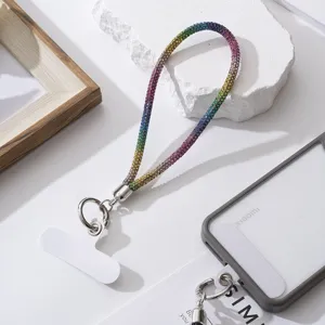 Detail van een regenboog strassteentjes telefoonkoord met zilveren sluiting