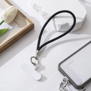 Detailopname van de zwarte strass telefoon polsband met zilveren metalen sluiting