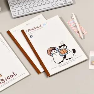 Carnet ligné broché format B5 avec illustration de chat magique, parfait pour les étudiants.