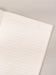 Primer plano de una página de cuaderno de líneas con encabezado de fecha