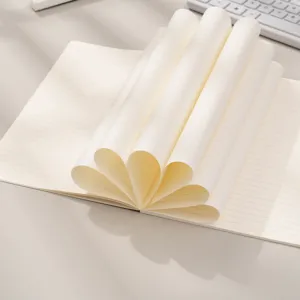 Minimalistisch gelinieerd notitieboek met lijmbindsel, creatief vouwontwerp voor dagelijks gebruik.