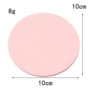 Detalle de posavasos de cuero rosa con un diámetro de 10 cm y un diseño minimalista de 8g ligero.