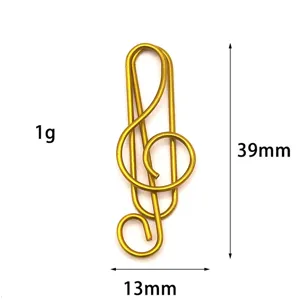 Gedetailleerde close-up van een gouden vioolsleutel metalen paperclip, 39mm kantoorartikel