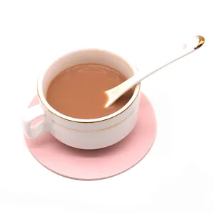Primer plano detallado de un posavasos de café de cuero rosa simple, impermeable y con aislamiento.