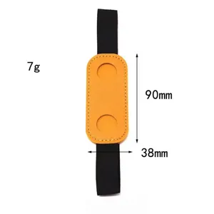 Détail du porte-stylo élastique en cuir, sangle en cuir orange avec bande noire.